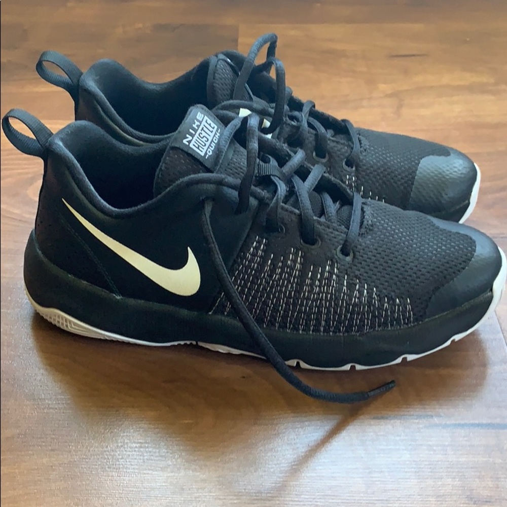 NIKE hustle quick